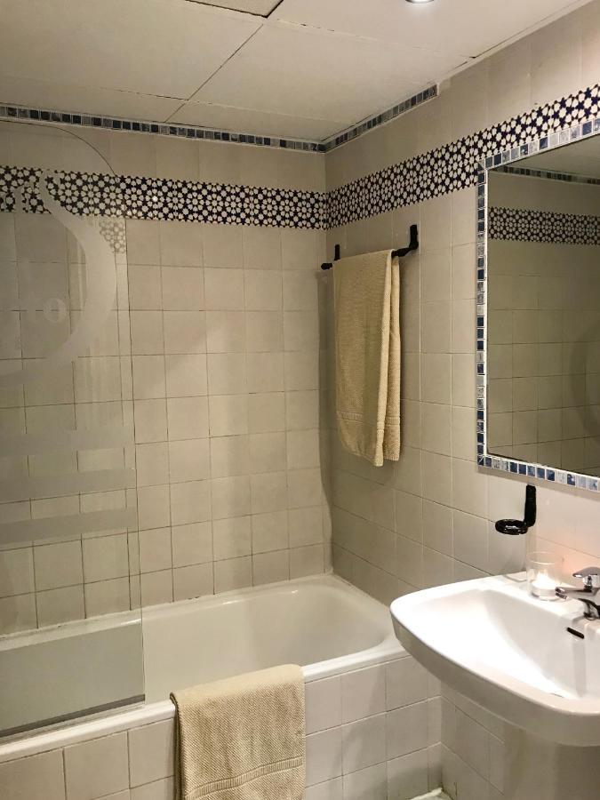 Large And Elegant In Puerto Banus With Pools And Paddle Apartment Марбеля Екстериор снимка